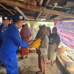 DITPOLAIRUD POLDA NTB SALURKAN BANTUAN SOSIAL KEPADA MASYARAKAT PESISIR DALAM RANGKA HUT KE-80 POLRI