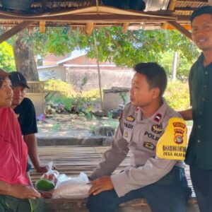 POLSEK BAYAN DUKUNG PROGRAM “SADE-BE” DESA AKAR-AKAR, WUJUD KEPEDULIAN UNTUK SESAMA