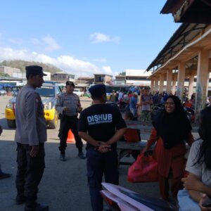 Patroli KRYD Siang, Polsek Woha Sambangi Pemukiman Warga Hingga Perbatasan Kecamatan Woha dan Kecamatan Bolo