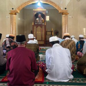 Bhabinkamtibmas Polsek Woha Penuhi Undangan Pengurus Masjid Al-Huda Desa Renda Jadi Khatib dan Imam Sholat Jum,at