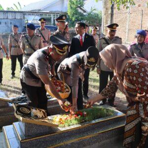 Peringati Hari Bhayangkara Ke-80, Polres Sumbawa Gelar Upacara Tabur Bunga dan Ziarah Makam
