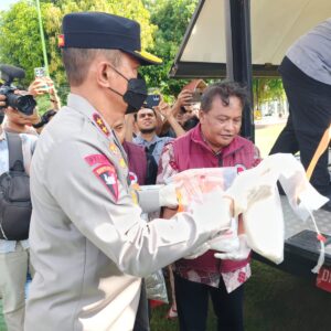 Kapolda NTB Pimpin Pemusnahan 2,4 Kg Sabu dan Ribuan Botol Miras Ilegal, Tegaskan Komitmen Perang Melawan Narkoba