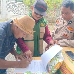 Polsek Gerung Kawal Penyaluran Bantuan Benih Jagung di Desa Beleka
