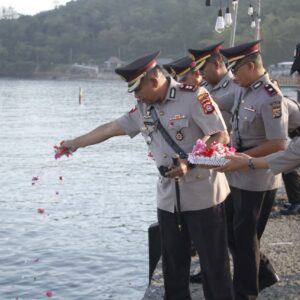 Polres Sumbawa Barat Gelar Upacara Tabur Bunga di Labuan Lalar Peringati Hari Bhayangkara Ke-80
