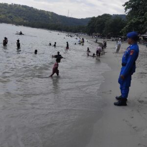 Mentigi Ramai, Hati Tenang: Polairud Lotara Sapa Wisatawan Minggu Pagi 