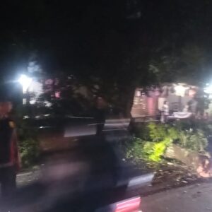 Jalan Tembobor Terbuka Lagi: Polri-Damkar-BPBD Evakuasi Pohon Tumbang*