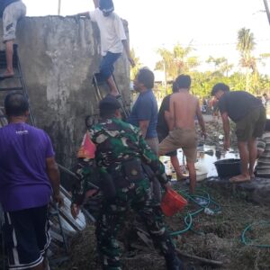Kebakaran Diduga Akibat Korsleting, Babinsa Dampingi Penanganan Warga