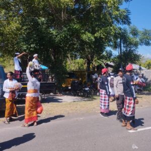 Personel Polsek Tambora Polres Bima Kabupaten Melaksanakan Pengamanan Ibadah Melasti Umat Hindu