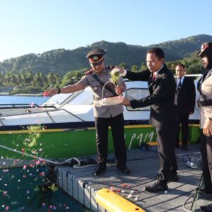Larung Bunga di Teluk Nara, Polres Lombok Utara Kenang Jasa Pahlawan Sambut Hari Bhayangkara Ke-80