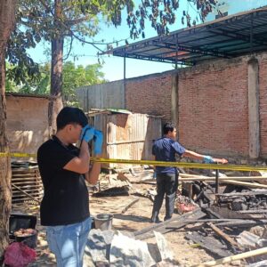 Satu Unit Warung Gado gado di Desa Cenggu Terbakar, Satreskrim Polres Bima Kabupaten Terjunkan Unit Inafis Lakukan Olah TKP
