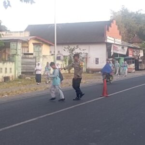 Kapolsek Masbagik Pimpin Giat Rawan Pagi Di Smpn 1 Masbagik, Wujudkan Kamtibmas Dan Kelancaran Lalu Lintas