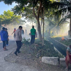 Bhabinkamtibmas Desa Wakan Brigadir Wildan Bersama Kepala Desa dan Staf Desa Laksanakan Jumat Bersih