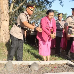 Sambut Hari Bhayangkara ke-80, Polres Lombok Tengah Laksanakan Ziarah Makam dan Tabur Bunga di TMP Mandalika