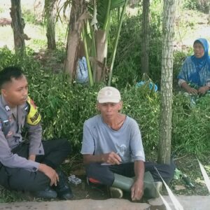 Bhabinkamtibmas Desa Gereneng Timur Sambang dan Silaturahmi dengan Warga, Ajak Dukung Program Ketahanan Pangan dan Jaga Kamtibmas