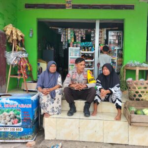 Bhabinkamtibmas Desa Sakra Selatan Jalin Silaturahmi dengan Warga, Sampaikan Himbauan Kamtibmas