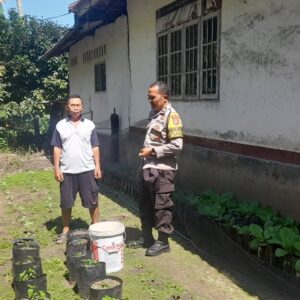 Bhabinkamtibmas Desa Barabali Dorong Warga Manfaatkan Pekarangan untuk Dukung Ketahanan Pangan