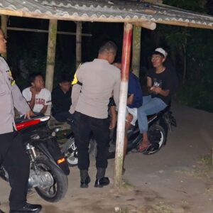 Tiga Anggota Polsek Montong Gading Laksanakan Patroli Blue Light Antisipasi 3c Dan Gangguan Kamtibmas