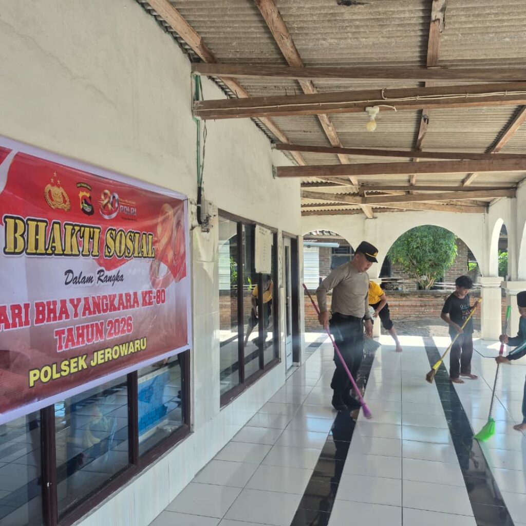 Kapolsek Jerowaru Bersama Anggota Gelar Bhakti Sosial di Masjid Subulussalam dalam Rangka HUT Bhayangkara ke-80