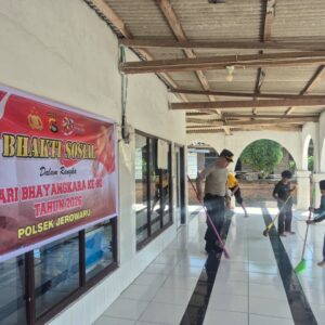 Kapolsek Jerowaru Bersama Anggota Gelar Bhakti Sosial di Masjid Subulussalam dalam Rangka HUT Bhayangkara ke-80