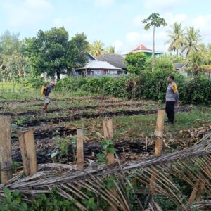 Personel Polsek Sakra Lakukan Silaturahmi dan Himbau Warga Dukung Program Ketahanan Pangan 