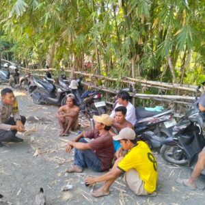 Bhabinkamtibmas Desa Denggen Timur Pererat Silaturahmi dengan Warga, Ajak Aktif Jaga Kamtibmas