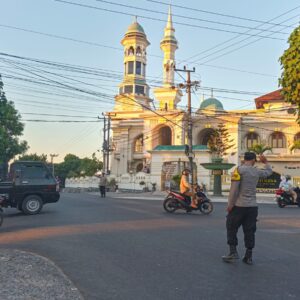 Personel Polsek Sukamulia Lakukan Strong Point untuk Wujudkan Keamanan dan Kelancaran Arus Lalu Lintas
