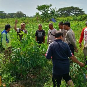 Bhabinkamtibmas Batulayar Ajak Warga Manfaatkan Lahan Kosong
