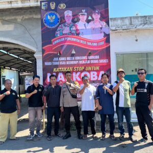 Bhabinkamtibmas Desa Tanjung Luar Bersama Babinsa Pasang Baliho Imbauan Bahaya Narkoba