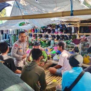 Bhabinkamtibmas Desa Pringgabaya Jalin Silaturahmi dengan Juru Parkir dan Buruh Pasar, Sampaikan Imbauan Kamtibmas
