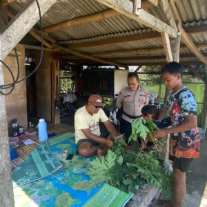 Personel Polsek Sukamulia Jalin Silaturahmi dan Sampaikan Imbauan Kamtibmas kepada Warga