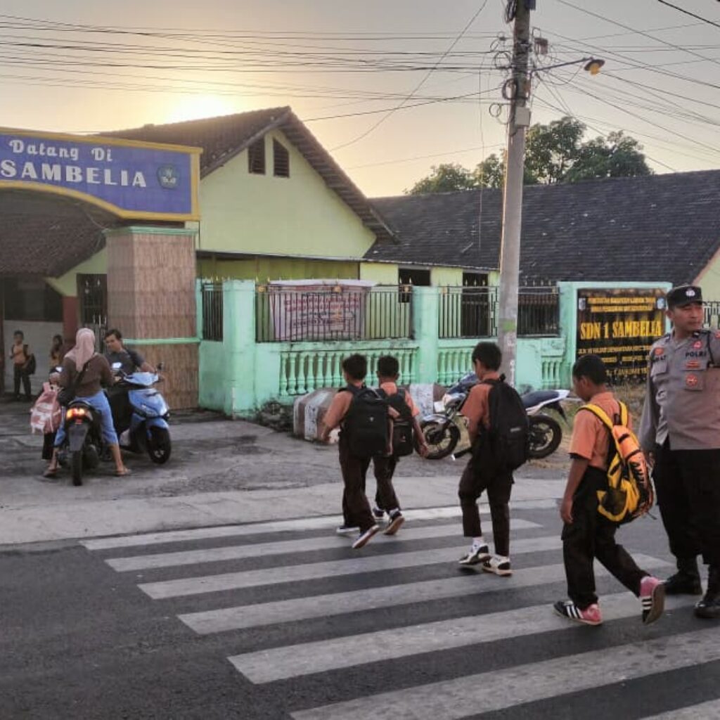 Kapolsek Sukamulia Intensifkan Strong Point Pagi, Personel Bantu Pelajar Menyeberang dan Atur Arus Lalu Lintas
