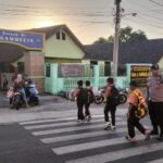 Personel Polsek Sambelia Lakukan Pengaturan Lalu Lintas, Wujudkan Keamanan dan Keselamatan Pengguna Jalan
