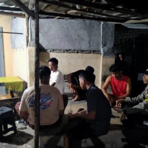 Bhabinkamtibmas Desa Kerumut Perkuat Kemitraan Melalui Sambang Desa dan Ronda Bersama Warga