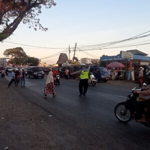 Kapolsek Masbagik Pimpin Giat Rawan Pagi di Pasar Paok Motong, Pastikan Arus Lalu Lintas Tetap Lancar