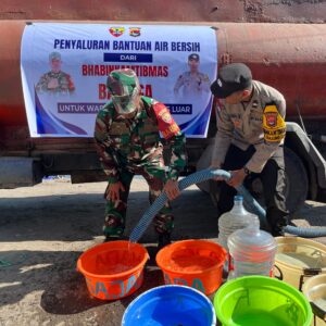 Bhabinkamtibmas dan Babinsa Desa Tanjung Luar Salurkan Bantuan Air Bersih kepada Warga Dusun Toroh Selatan