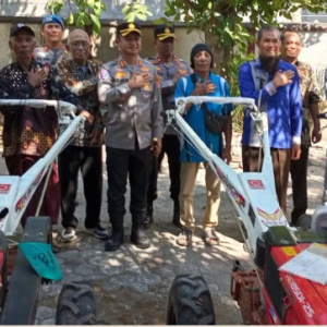 Polres Lombok Timur Serahkan Tiga Traktor Roda Dua untuk Kelompok Tani, Perkuat Ketahanan Pangan Nasional