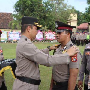 Kapolres Bima Kota Sematkan Pangkat Baru kepada Sejumlah Personel, Tegaskan Amanah Lebih Besar