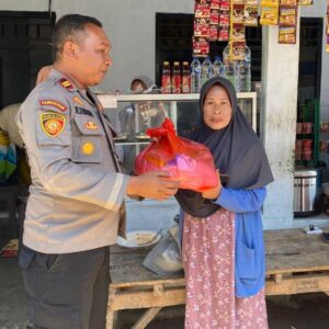 “Polisi Peduli”Jelang Puncak Hari Bhayangkara Ke-80, Polsek Bolo Polres Bima Kabupaten Menyantuni Lansia dan Anak Yatim