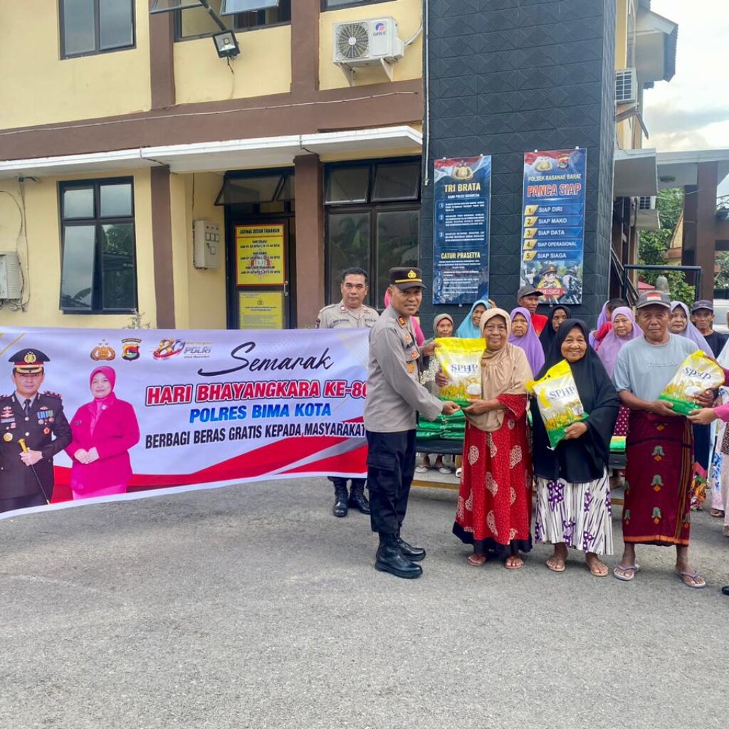 Semarak Hari Bhayangkara ke-80, Polsek Rasanae Barat Bagikan Beras kepada Warga