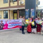 Semarak Hari Bhayangkara ke-80, Polsek Rasanae Barat Bagikan Beras kepada Warga