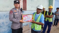 Polsek Kawasan Pelabuhan Lembar Beri Paket Sembako bagi Warga Miskin