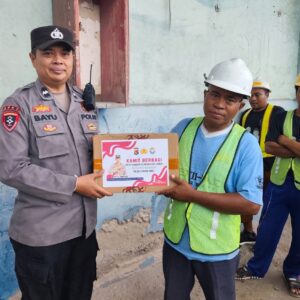 Polres Lombok Barat Bagikan Sembako untuk Lansia di Pelabuhan Lembar