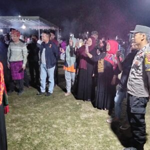 Bhabinkamtibmas Hadiri Festival Muharam “Melala Minyak Mido” di Lalar Liang, Wujud Sinergi Polri dengan Masyarakat