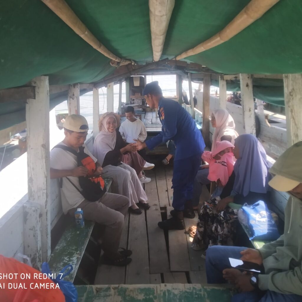 Sat Polairud Polres Bima Kota Sambangi Buruh dan ABK Kapal di Pelabuhan Sape, Tekankan Pentingnya Keselamatan Berlayar