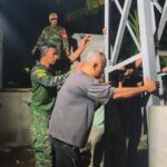 Kodim 1606 Mataram Pasang Tiang Pilon Jembatan Perintis Garuda