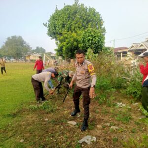 Bhabinkamtibmas Polsek Seteluk Ikut Gotong Royong Bersihkan Lapangan dan Bantaran Sungai di Seteluk Tengah