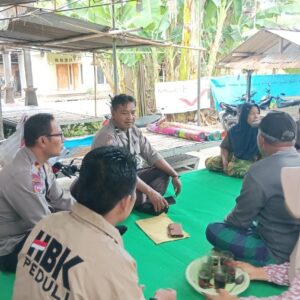 Polres Lombok Barat Sambangi Warga Kuripan, Ini Pesan Kamtibmasnya