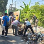 Babinsa Kuripan Utara Bangkitkan Semangat Gotong Royong Bersihkan Jalan Desa