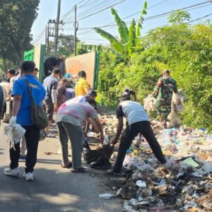 Babinsa Kuripan Utara Bangkitkan Semangat Gotong Royong Bersihkan Jalan Desa