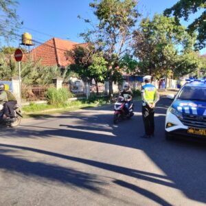Cegah Pelanggaran Lalu Lintas, Sat Lantas Polres Sumbawa Intensifkan Patroli di Simpang 4 Kejaksaan